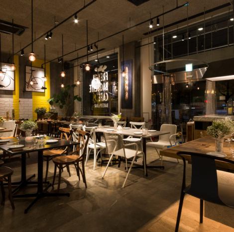 広々としたテーブル席は多様に変化！ランチ・ディナー・カフェとテイクアウトまでオールデイユースにお使い頂けます♪会社帰りのサク飲みや合コン、ランチ、テイクアウトなど気軽にご利用頂けるゆったり広々とした空間です。