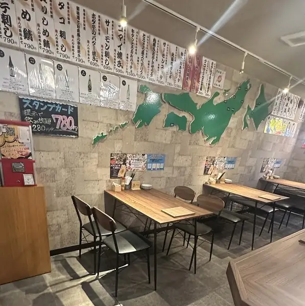 【テーブル】会社宴会や接待、ご家族でのお食事、女子会、誕生日・記念日、各種ご宴席にもオススメのお席です。仕切りにて人数に合わせたレイアウト変更が可能◎