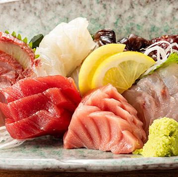 市場直送の旬魚刺身や備長炭焼き鳥が楽しめる多彩な料理