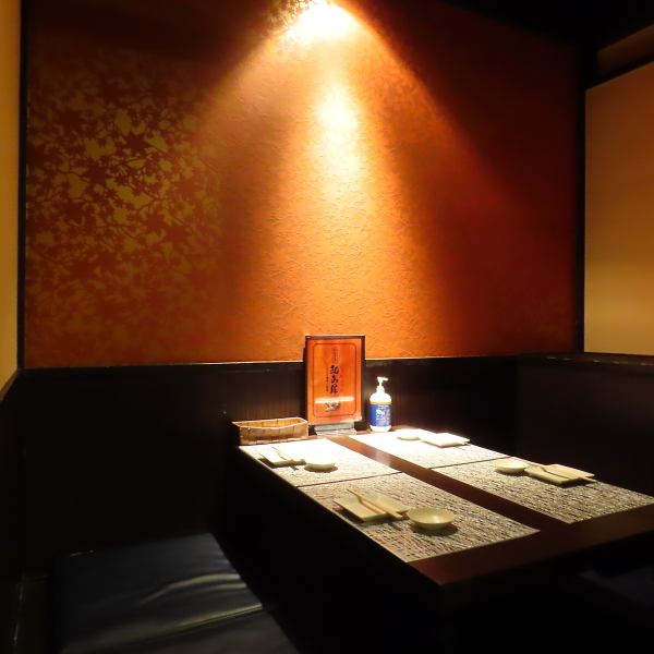 温かな照明が灯る落ち着いた大人の和空間は、日々の疲れを癒す至福の個室空間です。ご家族、ご友人とのお食事や大事な会合、接待などにも最適な空間となっております。