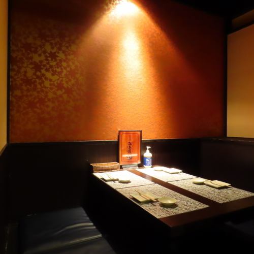 ご利用人数に合わせて最適な個室席へとご案内させていただきます。仕切りを外せば団体様でも個室でご利用可能。お席に関するご質問もお気軽にお問い合わせくださいませ。