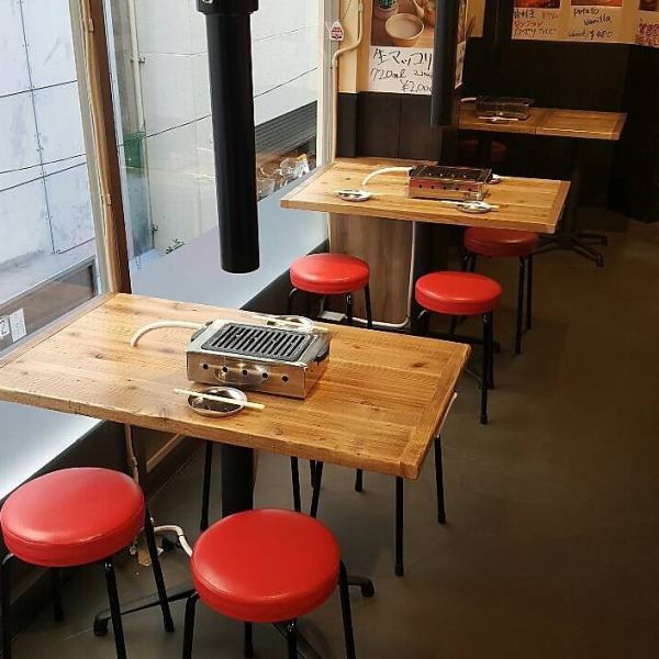 懐かしい大阪の韓国焼肉屋が原点のふたご屋は明るい活気のある店内。肉のプロスタッフがご希望やお肉の種類によってお焼き致します。盛り上げなどもおまかせあれ！