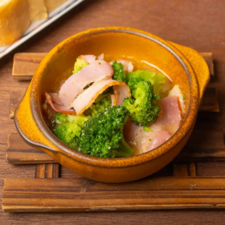 ベーコンとブロッコリーのアヒージョ(バゲット付き)