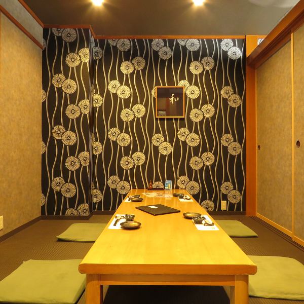 We have 2 private rooms on the 3rd floor of our shop, which can accommodate up to 8 and 12 people.It is also possible to open the sliding doors and connect them.You can enjoy our specialty food and sake without worrying about the eyes around you.We accept banquet plans from 3300 yen depending on your budget, so please feel free to contact us.