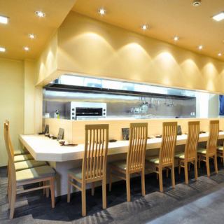 Counter seats are available on the 1st floor.Not only for entertainment and couples, but you can also spend a relaxing time alone.Please enjoy delicious food and sake while talking with the cook.