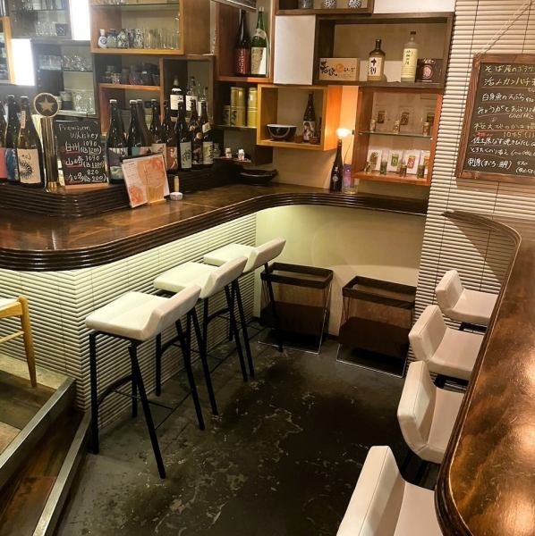 店内全体は木の温もりを感じる空間で、特にカウンター席はおひとり様に人気のスポット。周囲を気にせず静かに食事を楽しめます。落ち着いた照明や空間の抜け感が心地よく、お酒を一杯だけ楽しむのにも最適。スタッフとの自然な会話も生まれやすく、程よい距離感が魅力の席です。