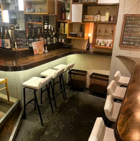 デートやカジュアルな2人利用にもおすすめのカウンター席。間接照明が優しく照らし、距離が近すぎないので自然な会話もしやすい空間。お酒を片手にしっぽり過ごしたい夜にも最適です。