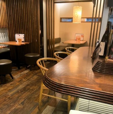 カウンター席は一人飲みやデートに人気のスペース。スタッフとの距離が近く、自然と会話が生まれるフレンドリーな空気が魅力です。