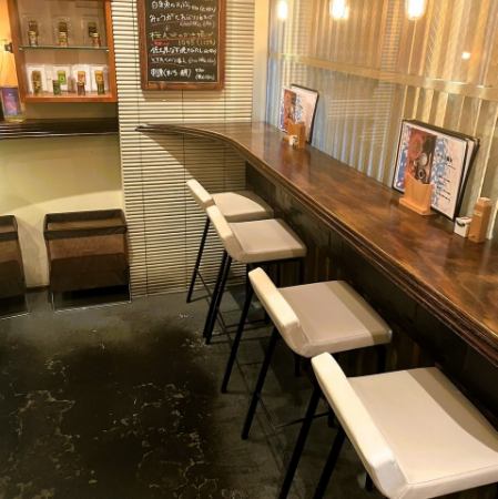 ゆっくりしたいときにぴったりな窓際カウンター。ほどよい明るさと適度な距離感で、初めての方でも居心地よく過ごせます。