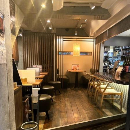 15名から貸切が可能なコンパクト空間。木の温もりが漂う店内は、仲間内だけでリラックスして過ごせる雰囲気です。落ち着いた照明と静かな住宅街の立地も手伝い、大人の集まりや職場の小規模宴会に好評です。