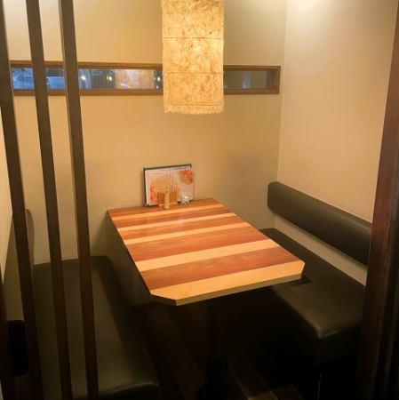 半個室は最大4名まで利用可能。落ち着いた空間で、家族や親しい仲間と食事を囲むのに最適です。小さな子連れの方にも安心して使えるスペースです。