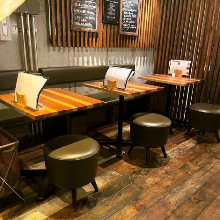 壁際に並ぶテーブル席は、グループや家族での利用にちょうどいい距離感。木材を基調としたインテリアに囲まれ、落ち着いた中にもあたたかみを感じられる空間で、会話も自然とはずみます。