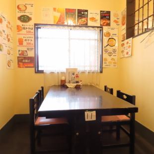 【4名様用のテーブル席は、気軽に使えて居心地のよい空間。シーンを問わず、リラックスしたひとときを】飲み会、仕事帰りの一杯、家族との夕食など、様々な場面で活躍する4人掛けテーブル席。どなたでもリラックスしてお過ごしいただけます。気取らずに集まれる空間で、会話と食事をゆったりとお楽しみください。