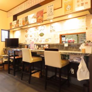 料理人との距離が近く、できたての香りや音まで楽しめる特等席。おひとり様でふらりと一杯、ゆっくり語らう二人の時間にもぴったりです。季節の料理とともに、心地よいひとときをどうぞ。