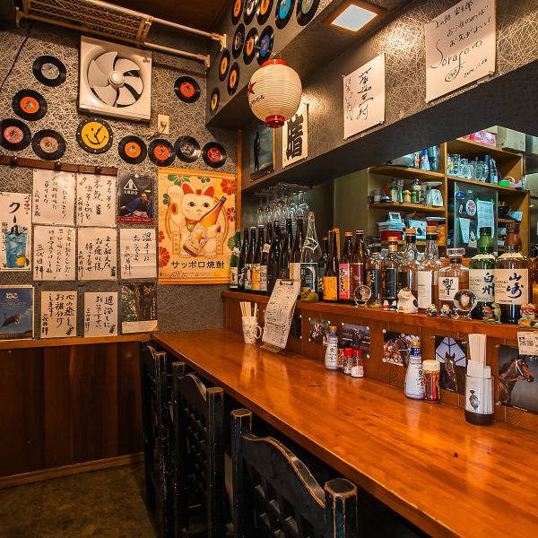 ゆったり落ち着いた時間を過ごしたい方には、カウンター席がぴったり♪全6席のカウンターは、おひとり様や仕事帰りのサク飲みに最適！隣との距離感もちょうどよく、静かに一人で飲みたい夜にも◎ 女性一人でも入りやすい雰囲気なので、安心してふらっと立ち寄れます。