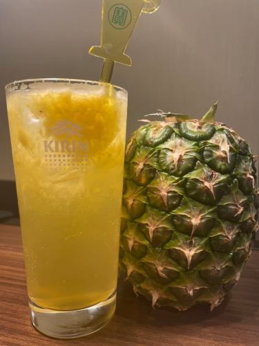 スタッフが豪快に絞る生搾り♪