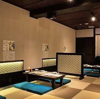【お座敷席:最大30名様】打ち上げや会社宴会、ご親族でのお集まりに最適。琉球畳の温もりに包まれるお座敷席は、2名様から団体様までご利用可能です。6名様掛け×2卓、4名様掛け×2卓、2名様掛け×2卓をお繋ぎすれば最大30名様までご案内できます。※7名様以上のご予約はお電話にてお願いいたします。