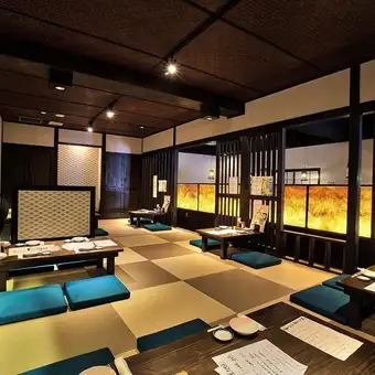 【フロア貸切:最大30名様】島旅の思い出を囲む、お祝いにぴったりな琉球畳のお座敷席。琉球畳の温もりに包まれるお座敷フロアは、最大30名様までの貸切利用が可能。ご旅行中の宴会やお祝い、誕生日など特別な集まりに最適です。※7名様以上のご予約はお電話にてお願いいたします。