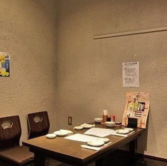 【お座敷席個室:最大4名様】ご友人、ご家族とのお食事や会社帰りの飲み会に。最大4名様までご利用いただけるお座敷個室は、穏やかな時間が流れる上質な和空間。足を伸ばしてくつろげるお席で、我が家のようにリラックスしてお過ごしいただけます。接待などにも最適。
