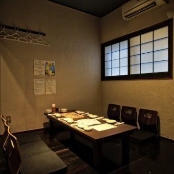 【お座敷席個室:2名様~6名様】和の趣あふれる空間。旅行の食事や接待、少人数宴会に。懐かしさ感じる古民家風の個室は、最大6名様の落ち着きある空間。畳敷きに座椅子をご用意。温かみある和の雰囲気は、ご家族やご友人とのお食事はもちろん、観光でのひとときに味わう特別なお食事にも最適です。