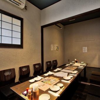 【お座敷席個室:7名様~14名様】団体様利用が可能!各種宴会やお祝いの席に。落ち着きある雰囲気の中で食事をお楽しみいただけるお座敷個室。4名様・6名様の2つの個室を繋げ最大14名様でのご利用が可能です。リラックスしながら本場の島料理をご堪能いただけます。※7名様以上のご予約はお電話にて承ります。