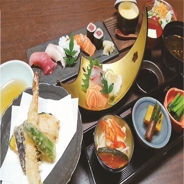 Enjoy a seafood lunch including sashimi, tempura, and prawn dance [from 1,540 yen]