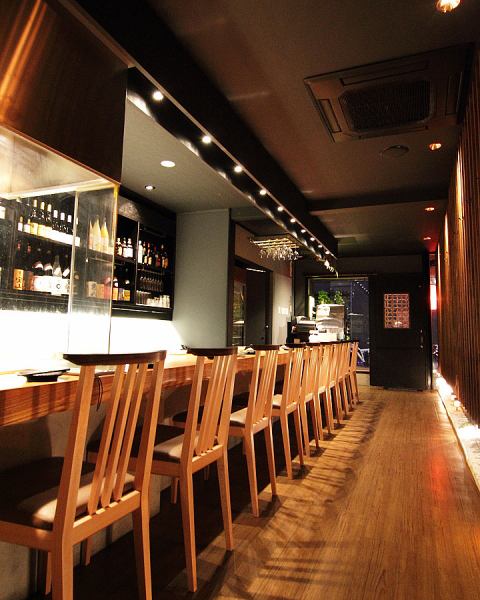 [Counter seats] We have a total of 10 impressive counter seats made from hinoki cypress.You can enjoy your meal while watching the cooking process right in front of you, so it's perfect for a date or a girls' night out! It's also recommended for a quick drink after work.