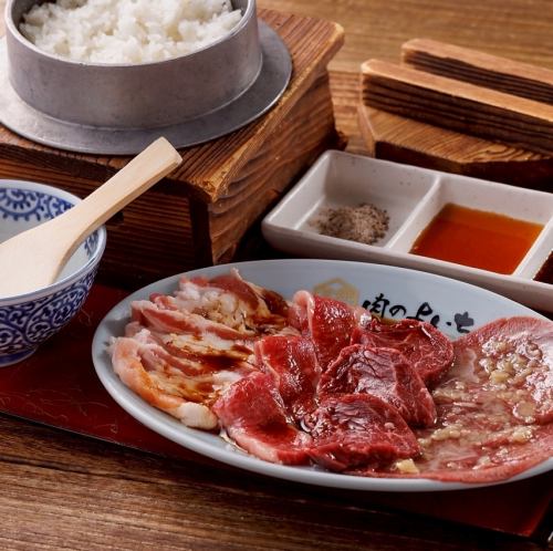 新鲜煮熟的米饭配烤肉……