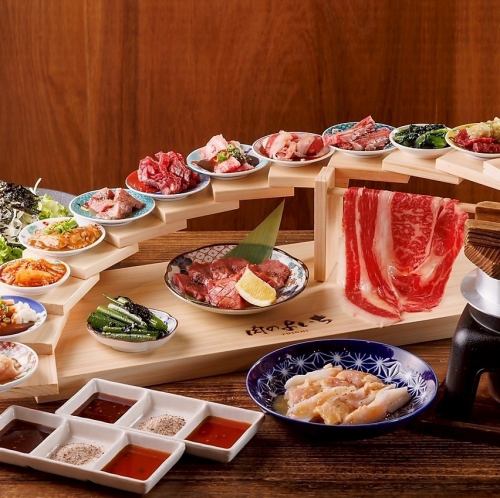 【一道令人惊艳的多层肉类拼盘,包括日本黑毛牛西冷和大理石纹牛舌】