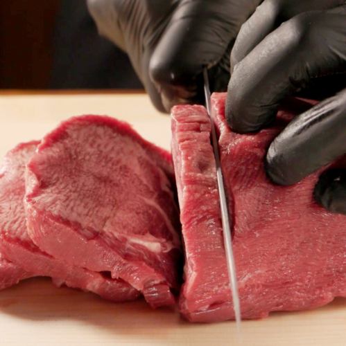 【手切りにこだわる】切り立ての生タンをお値打ちに!