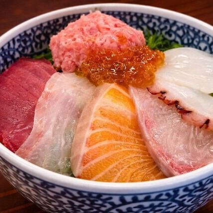 ランチは定食や丼が充実◎