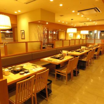 Table seats in the spacious store.Luggage storage is also available.Have fun with your friends! Surround the pot♪