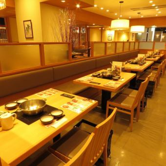 넓은 테이블 좌석.목조를 기조로 한 일본풍의 점내에서 천천히 식사를 즐기 수 있습니다.
