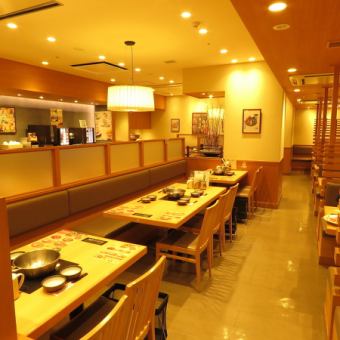 The table-type seats are spacious and you can enjoy your meal slowly.
