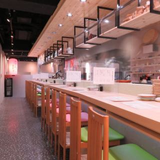 カウンターは全22席ご用意しておりますが、感染症対策のため十分な間隔をとっております。