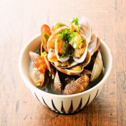 Sake-steamed clams with fragrant dashi stock