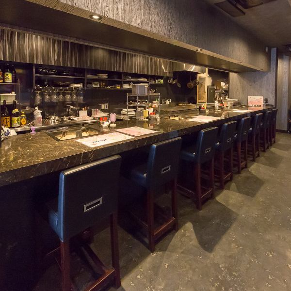 店内はきれいで落ち着いた空間★見た目はラグジュアリーながらアットホームな雰囲気で、幅広い年代のお客様に心地よくご利用いただけます♪駅近でアクセス良好なので集まりにも最適◎さらにフルーツを使った自家製タレなど、料理とサービスの細部にまで心を配るおもてなしでお迎えします☆