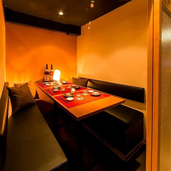 接待や食事会、上司と一緒に行く飲み会など、少し大人の雰囲気も必要なシーンにも使いやすい空間です。飲み放題付きコースは2名様～お受けしていますので、少人数様にもコースがおすすめ♪