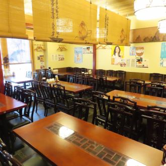当店のテーブル席、6名様用が6席あり、広々としたスペースでご利用いただけます。ゆったりとした配置となっておりますので、友人や女子会などの楽しいひとときを満喫できます。快適な座り心地と落ち着いた雰囲気の中で、心ゆくまでお食事を楽しめるお席です。
