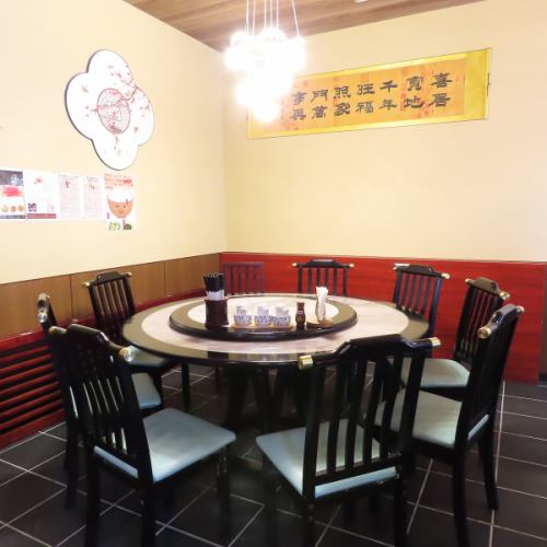 当店は貸切に対応した4名様用の個室を1席ご用意しています。プライベート感あふれる空間で、周りを気にすることなく特別なひとときを存分にお楽しみいただけます。気の合う友人やママ友の集まりにも最適で幅広いシーンに最適ですので、ぜひご利用ください。