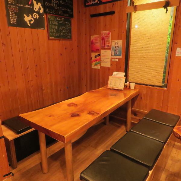 The table and interior of the calm shop are handmade by the owner. The warm wooden texture is attractive! Various banquets and charters are also available.Please use the course with all-you-can-drink all you can drink.