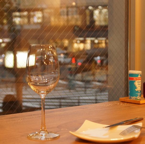 在2楼的吧台席，您可以一边享受与1楼吧台席不同的氛围，一边享用美食。
