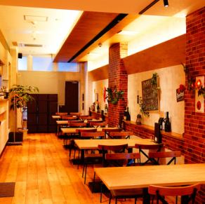 Table seats on the first floor in front of the open kitchen.While enjoying the cooking scenery and the smell of cooking.