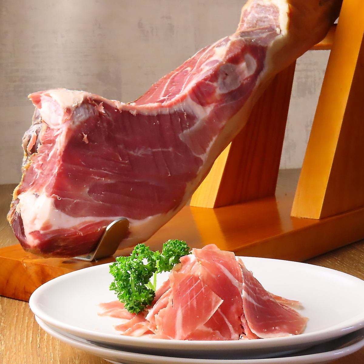 和牛ランプたたきやハモンセラーノなどの絶品お肉料理が◎