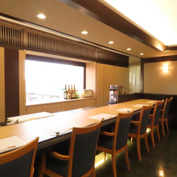 【おひとり様でしっぽりと】カウンター席ではスタッフとの会話を楽しみながら、また調理風景を楽しみながら、ゆったりと食事いただけます。おひとり様はもちろんデートなどにもおすすめです！