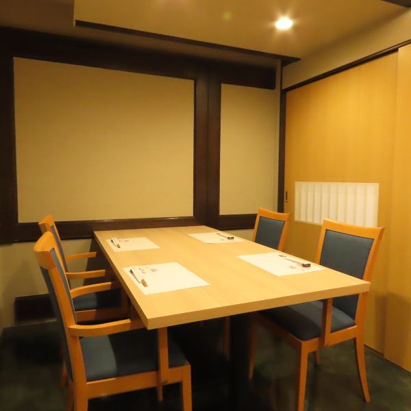 【個室宴会、飲み会に♪】最大10名まで収容可能の個室席。プライベート空間ですのでワイワイにぎわいたい際、ゆったりと食事楽しみたい際など様々なシーンにおすすめです。喫煙可能です♪