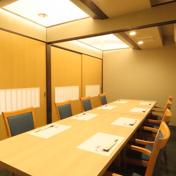 【和テイストの落ち着いた店内】お食事の邪魔にならないような落ち着いた雰囲気の曲の流れる店内。敷居の高すぎない大人な雰囲気ですので、普段使いから特別なシーンと幅広いお客様からご来店いただいております。