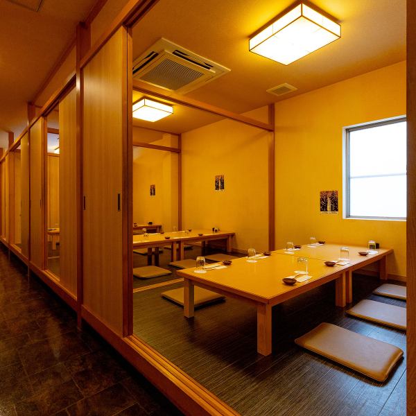 【大人数宴会に！】3階は、最大45名様までご利用いただけるお席をご用意しております。個室が繋がるようになっており、中規模から大規模宴会まで幅広くご利用可能です。また、全席喫煙が可能ですので、お煙草を吸われる方も安心してご利用いただけます。