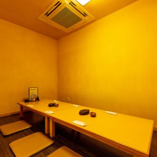 4名様でご利用いただけるテーブル席。友人や家族とのお食事利用におすすめです。広々と寛げるお席なので、ゆったりお食事を楽しめます。