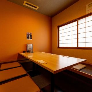 2階の掘りごたつ席は半個室になっており、周りを気にせずお過ごしいただける空間です。2名掛けなので、デートなどにぴったり！